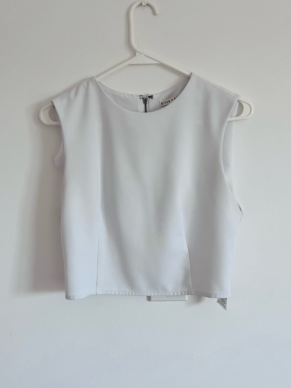 Alice + Olivia White Cropped Sleeveless Top S 90s Minimalist Clean Girl Tailored